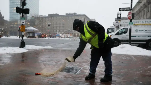 بارش برف سنگین در بوستون، سرما و بوران ادامه دارد