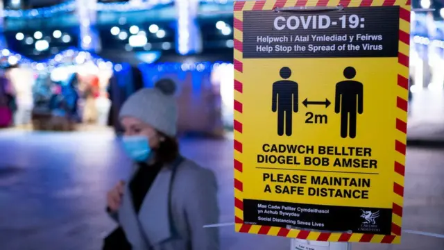 لافتة إرشادية في ويلز تدعو للحفاظ على التباعد الاجتماعي