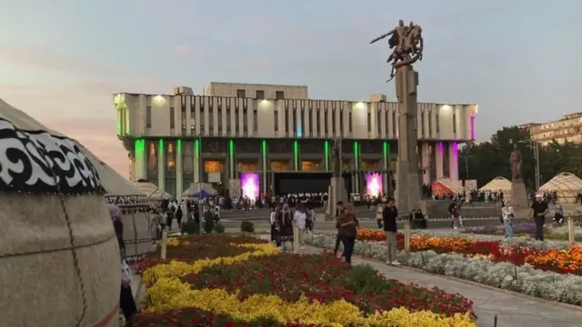 Бишкекдаги Манас ҳайкали