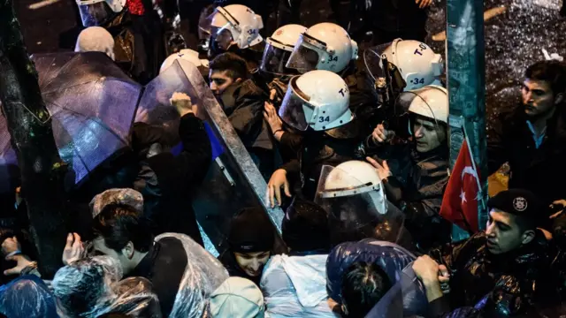 Booliska Turkiga oo magaalada Istanbul kaga hortagaya mudaharaadayaal