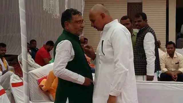 सपा नेता रामगोविंद चौधरी के साथ बसपा विधायक विनय शंकर तिवारी