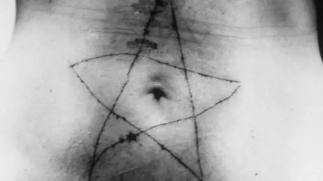 Performans Tomasove usne 1975. godine završava se urezivanjem petokrake na stomak