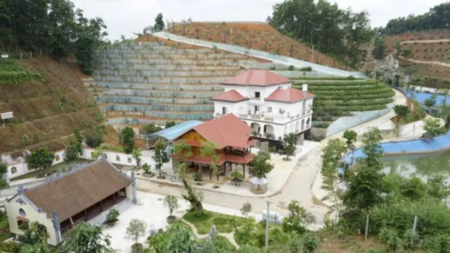 Khu biệt thự của ông Quý được xây trên diện tích hơn 1.000 m2, chuyển đổi từ đất rừng sang đất ở, theo truyền thông trong nước.