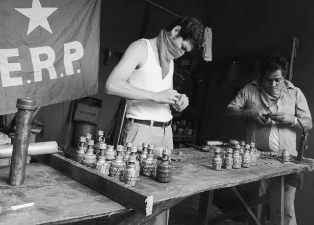 Guerrilleros haces granadas en San Miguel, El Salvador, durante la guerra civil.