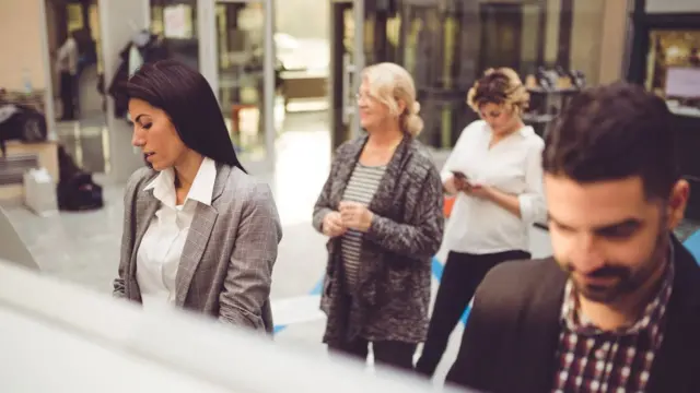 வங்கியிலிருந்து பணத்தை எடுப்பதற்காக பலரும் வங்கியை முற்றுகையிட்டனர்.