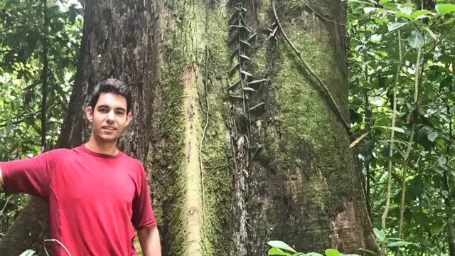 Chris Chandler junto al tronco de Menara