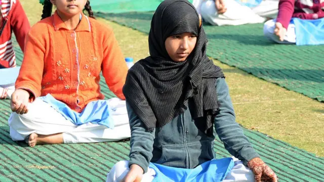 సూర్య నమస్కారాలలో పాల్గొంటున్న విద్యార్ధిని