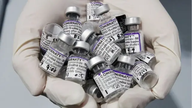 한국 정부는 미 제약사 화이자와 내년도 신종 코로나 바이러스 감염증(코로나19) 백신 물량을 추가로 구매하는 방안을 추진 중이다