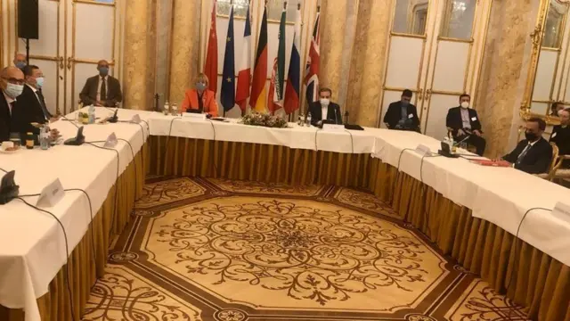 تصاویری که از این نشست منتشر شده نشان می دهد که اعضای هیات های حاضر ماسک به صورت دارند و با فاصله بیشتری از یکدیگر نسبت به قبل نشسته اند