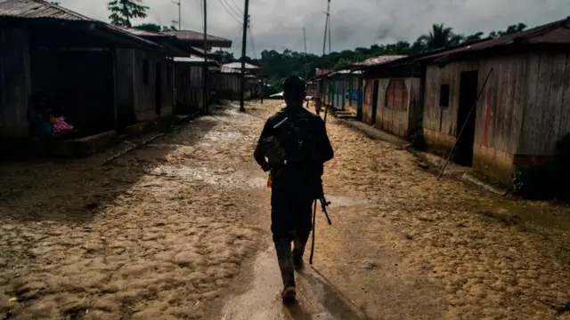 Un soldado junto al río San Juan, en el departamento de Choco.