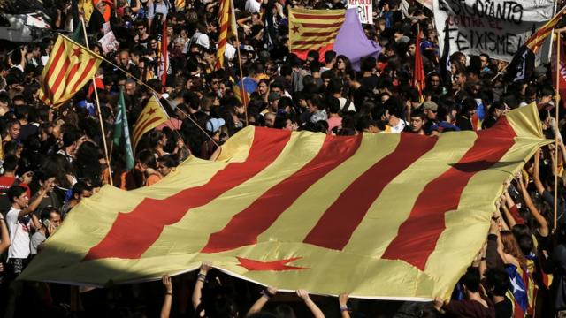10月26日，數千名學生在巴塞羅那舉行集會，支持獨立