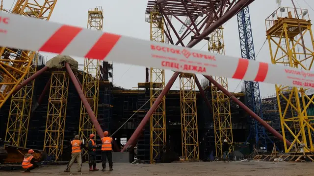 Установка первой части купола стадиона "Самара Арена", который строится к чемпионату мира по футболу 2018 года