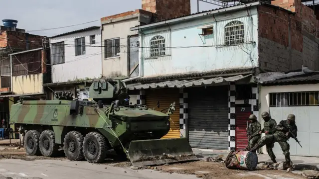 Militares e um tanque próximo a casas no Rio