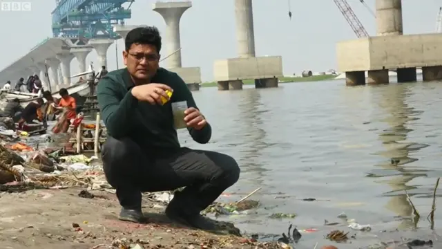 గంగానది నీటిని పరీక్షల కోసం తీసుకుంటున్న బీబీసీ ప్రతినిధి నితిన్ శ్రీవాస్తవ