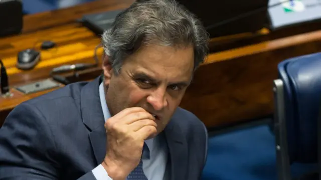 O senador Aécio Neves sentado no plenário do Senado