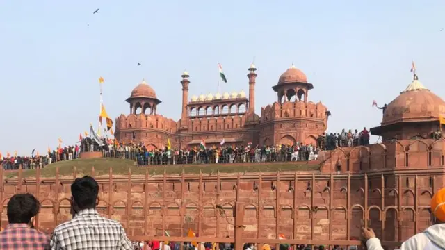 ఎర్రకోటపై రైతులు