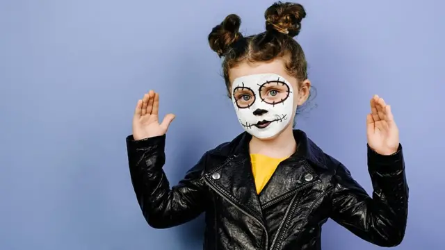 Niña mostrando anchura
