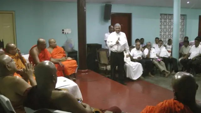 අගමැති රනිල් සහ භික්ෂූන් වහන්සේ