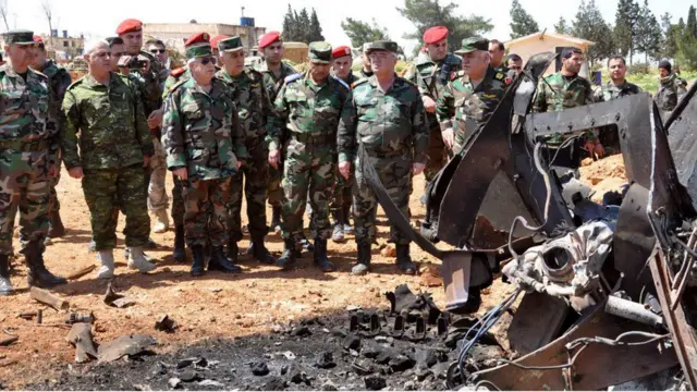 सीरिया के अल सरीयत हवाई अड्डे पर हमले के बाद मुआयना करते सीरिया के सेना प्रमुख.