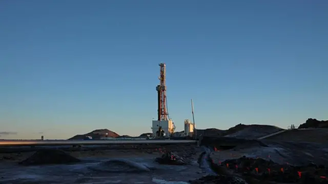 冰島的地熱電廠星羅棋布，每個地熱電廠都有多口地熱井，但要充分利用地熱，鑽井還要打得更深。（圖片來源：Chris Baraniuk)