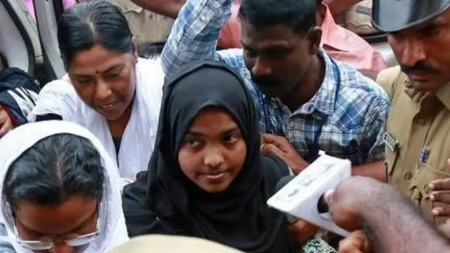 ইসলাম গ্রহণ করে মুসলিম এক যুবককে বিয়ে করায় কারাগারে যেতে হয়েছিল হাদিয়া জাহানকে। ২০১৮ সালে একটি আদালত তাকে মুক্তি দিয়ে স্বামীর সাথে থাকার অনুমতি দেয়