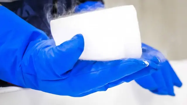 برای حمل و نقل واکسن کرونای فایزر باید آن را در یخ خشک نگه داشت