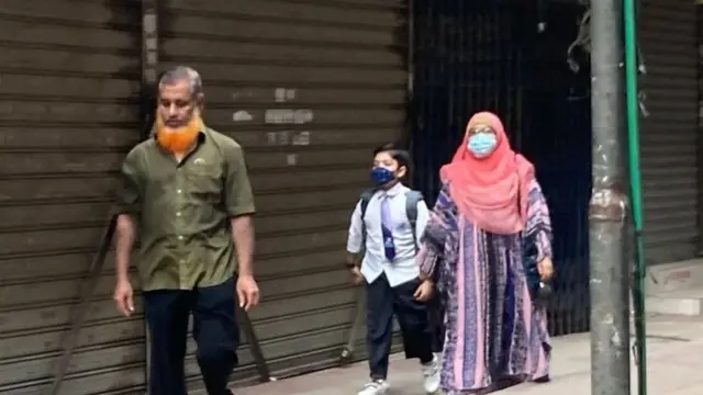 অনেক স্কুলে অভিভাবকদের ভেতরে প্রবেশ করতে দেয়া হয়নি স্বাস্থ্যবিধির অংশ হিসেবে।