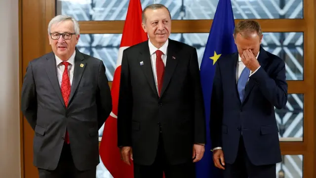 (Soldan sağa) Avrupa Komisyonu Başkanı Jean-Claude Juncker, Cumhurbaşkanı Recep Tayyip Erdoğan, AB Konseyi Başkanı Donald Tusk, 25 Mayıs 2017, Brüksel.