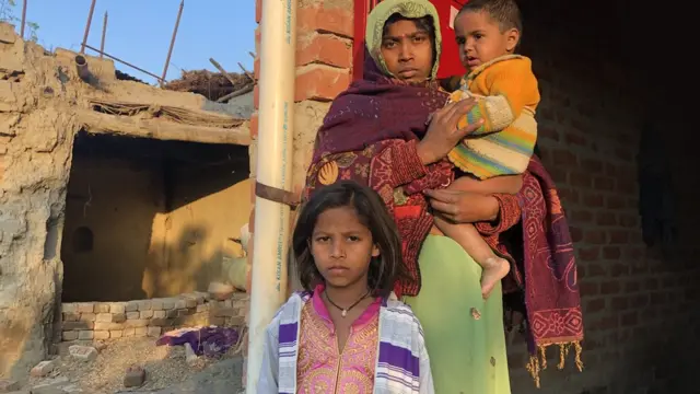 बबली देवी अपने बच्चों के साथ