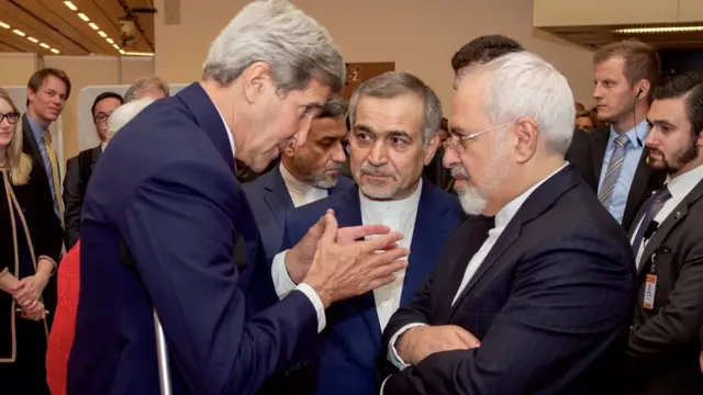 حسین فریدون برادر حسن روحانی (نفر وسط) در کنار محمدجواد ظریف و جان کری وزرای خارجه ایران و آمریکا در مذاکرات اتمی