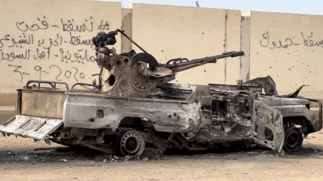 Des véhicules des RSF, endommagés après les affrontements entre les forces armées soudanaises et les forces paramilitaires de soutien rapide (RSF) à Khartoum.