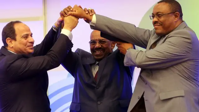 رئيس الوزراء الإثيوبي السابق مريام ديسالين (يمين) والرئيس السوداني السابق البشير (وسط) والرئيس المصري السيسي