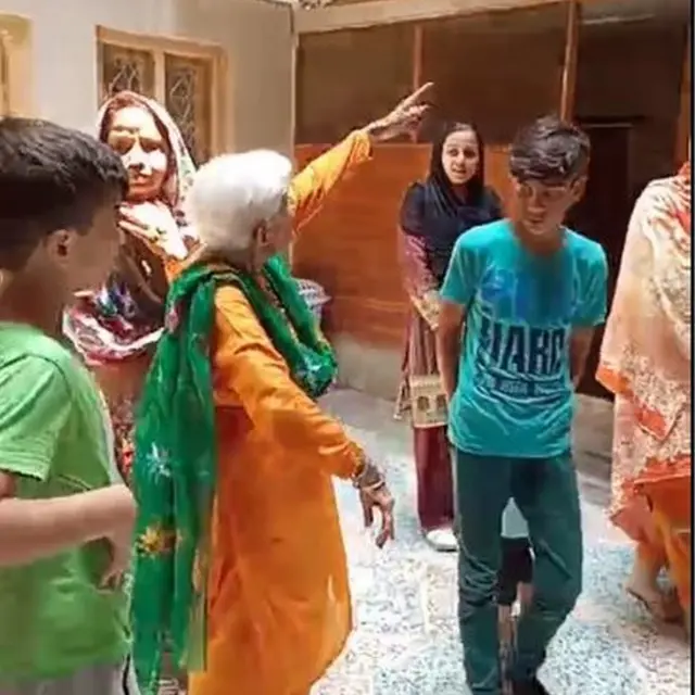 अपने घर को देखती रीना वर्मा