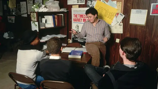 Grupo de gays discutiendo.