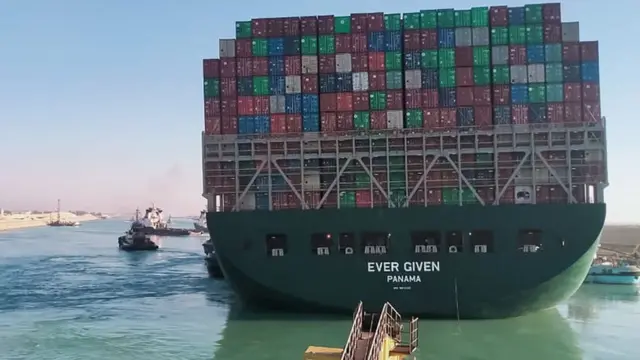 السفينة الجانحة في قناة السويس