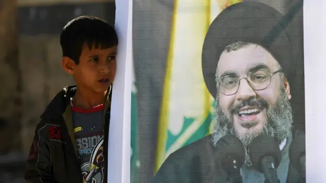 طفل يحمل صورة الأمين العام لحزب الله حسن نصرالله