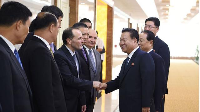 Schenkel e funcionários norte-coreanos