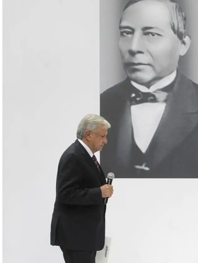 AMLO caminando.