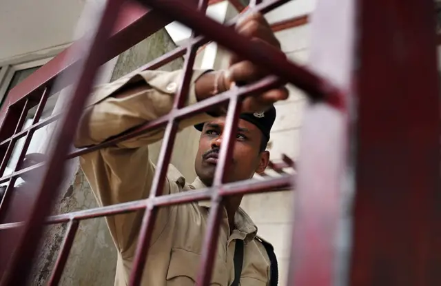 ஒரு நேர்மையான அரசு எதற்கு ஊழலை கண்காணிக்கும் அமைப்புகளைப் பார்த்துப் பயப்படவேண்டும்?