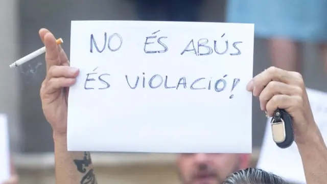 El tío de la víctima levanta una pancarta en catalán en la que se lee: "No es abuso, ¡es violación!", el pasado 3 de julio.