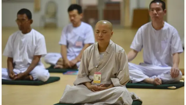 ภิกษุณีมัชฌิมญาณี จากประเทศจีน นั่งปฏิบัติ