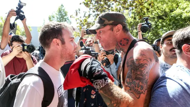 অল্ট রাইটের এক কর্মীর সঙ্গে বিক্ষোভকারীদের বচসা।