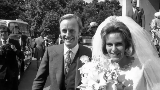 Andrew Parker Bowles e Camilla no dia do casamento