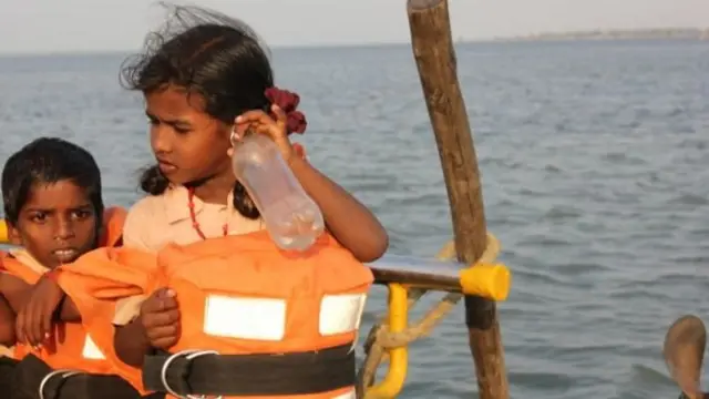 பாட்டில் வைத்திருக்கும் சிறுமி