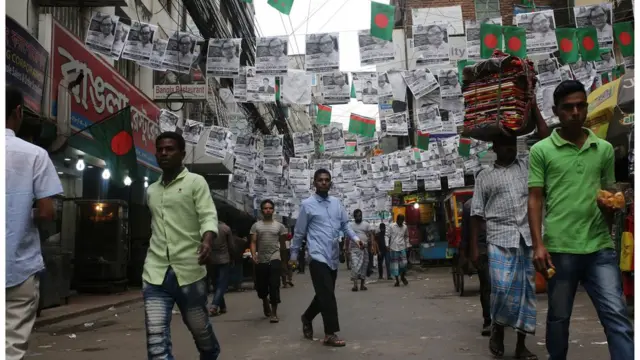 ঢাকায় একটি আসনে ক্ষমতাসীন জোটের প্রার্থীর পক্ষে প্রচার