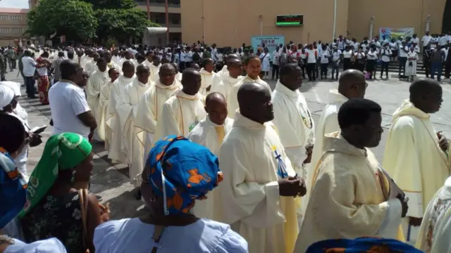 Catholics dey match for street