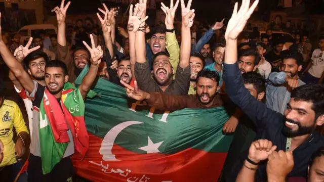 ઉજવણી કરતા ઇમરાનના સમર્થકો