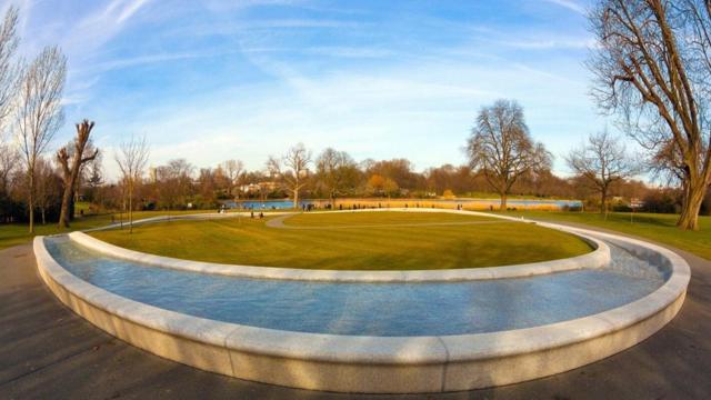 伦敦海德公园，威尔士王妃戴安娜纪念喷泉（Diana, Princess of Wales Memorial Fountain, Hyde Park, London）