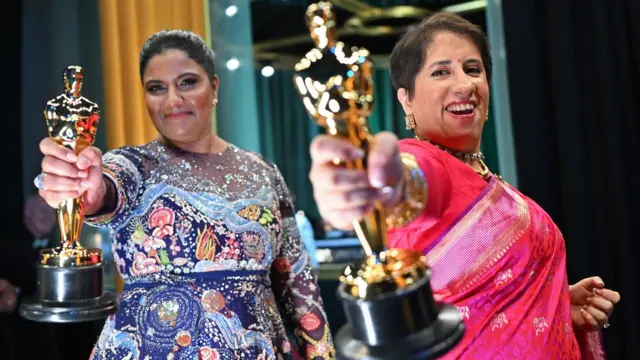 गुनीत मोंगा (साड़ी में) और कार्तिकेय गोंज़ाल्विस