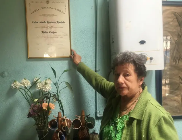 Lilia con el diploma